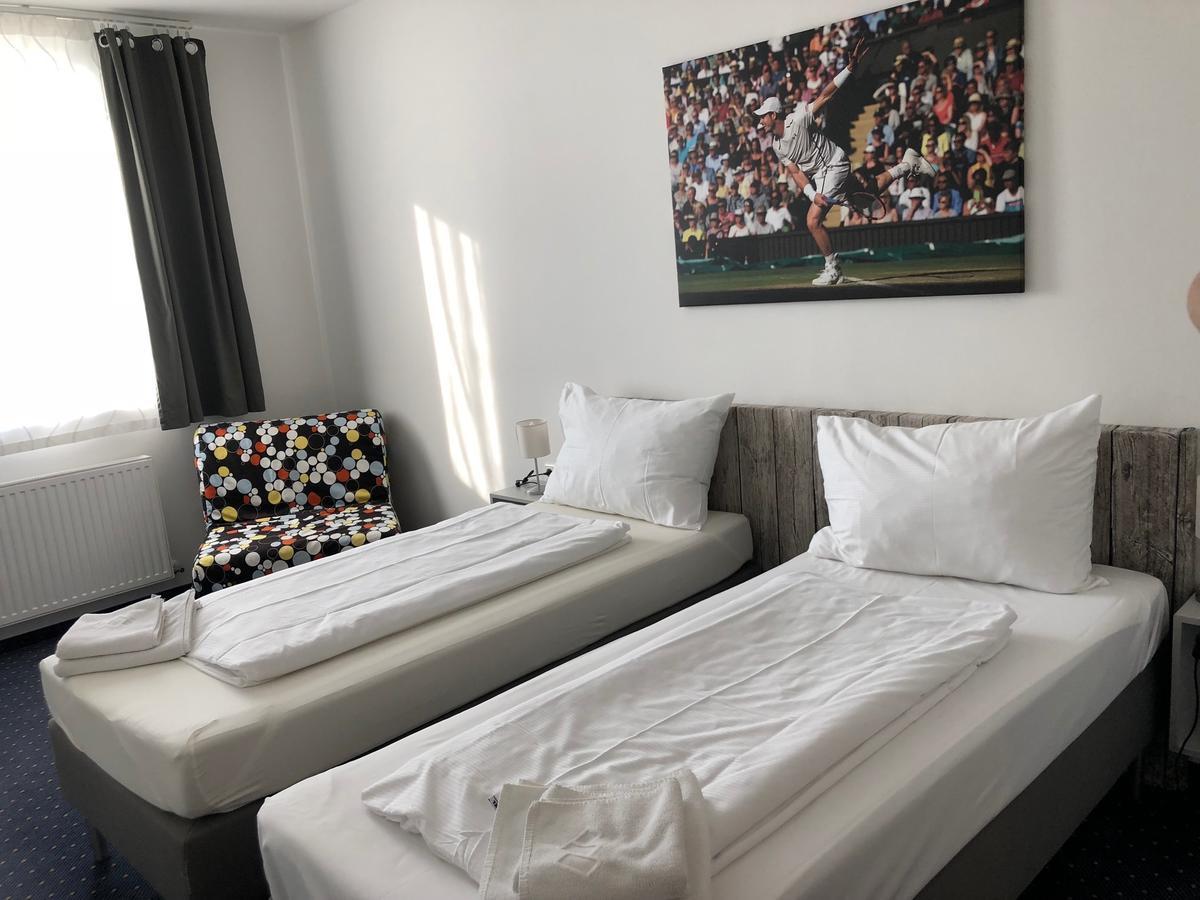 Pension Tennisweber Швехат Экстерьер фото